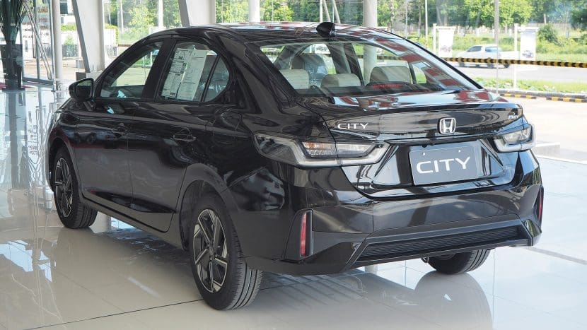 2026 Honda City Ehev Sv Rear Chanokchon Cc Bysa 40 | ยางรถยนต์ ราคาอัปเดต 2026 ครบทุกยี่ห้อ รวมยาง Ev | Autotirechecking Honda City e:HEV SV มุมด้านท้าย ภาพประกอบรถไฮบริด Honda ในประเทศไทย