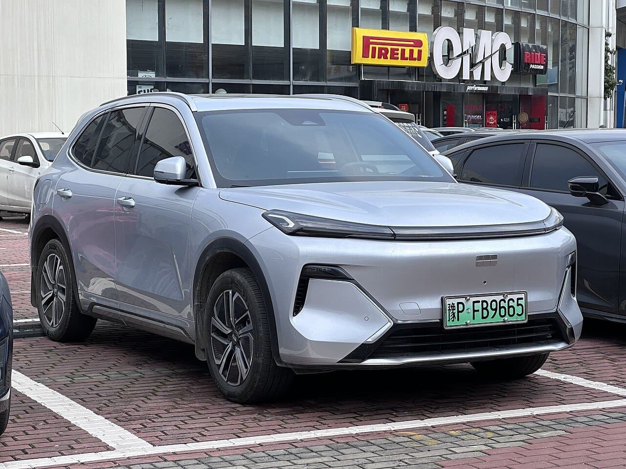 Geely Galaxy Starship 7 PHEV รถรุ่นจีน ภาพเปรียบเทียบระบบขับเคลื่อนกับ STARRAY EM-R REEV ที่ขายในไทย