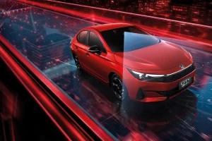 Honda City 2026 e:HEV RS สีแดง มุมด้านหน้าและด้านข้าง