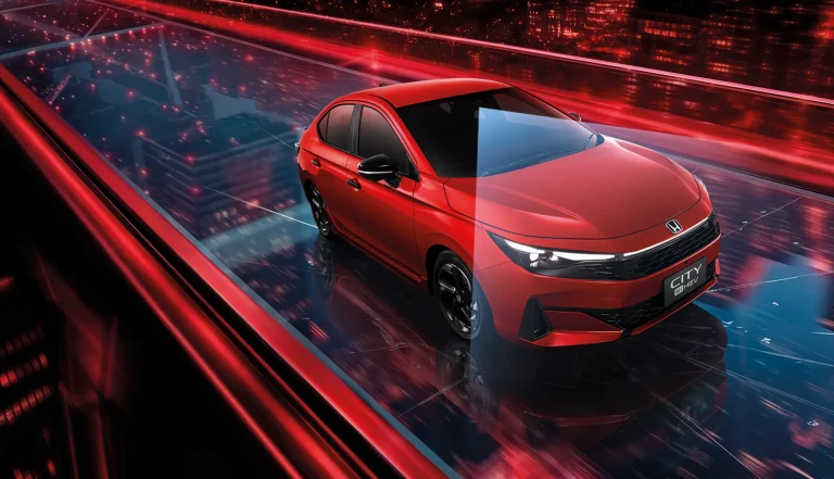 Honda City 2026 e:HEV RS สีแดง มุมด้านหน้าและด้านข้าง