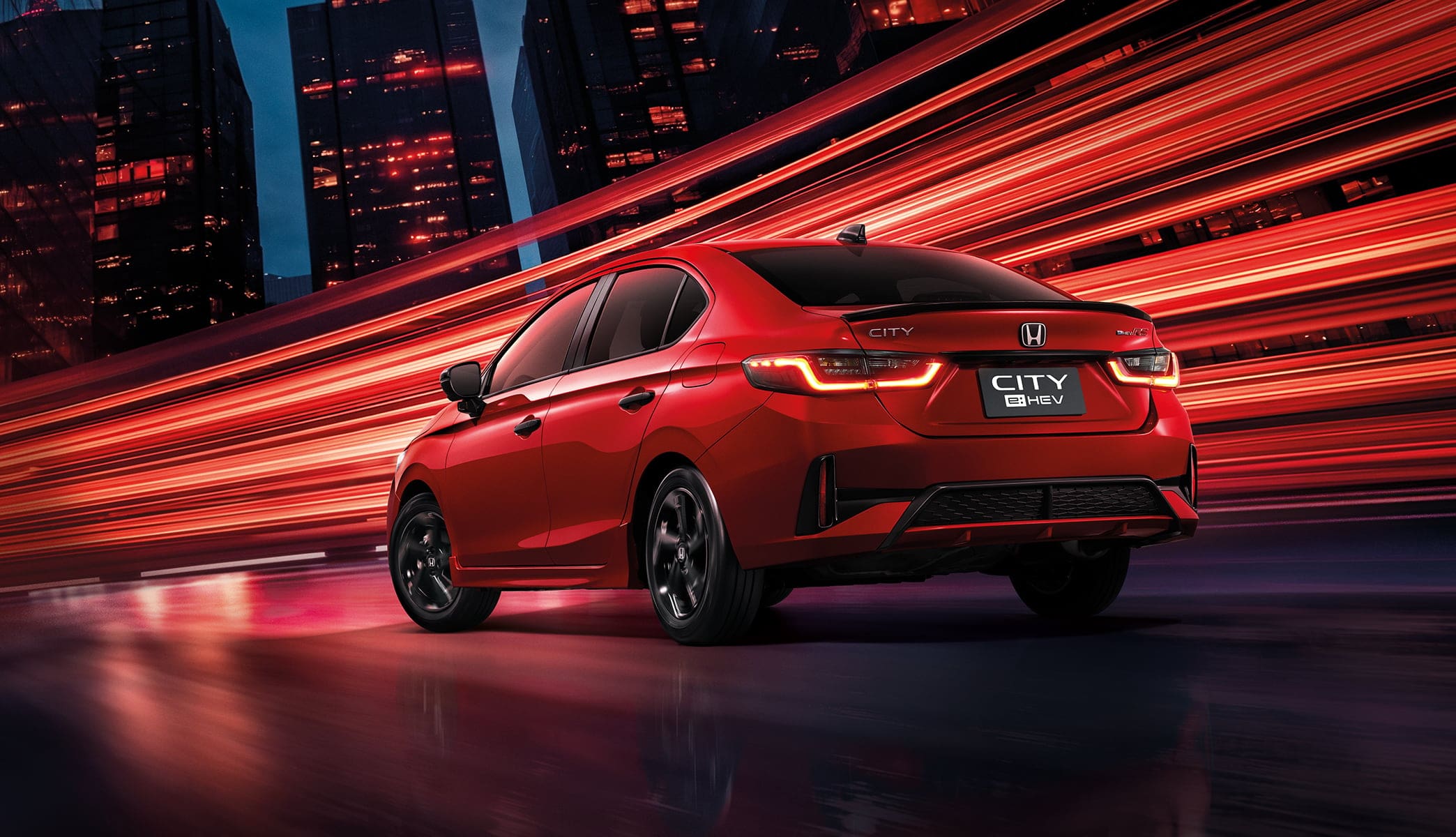Honda City 2026 Ehev Rs ด้านท้ายและไฟท้าย Led | ยางรถยนต์ ราคาอัปเดต 2026 ครบทุกยี่ห้อ รวมยาง Ev | Autotirechecking Honda City 2026 e:HEV RS สีแดง มุมด้านท้ายพร้อมไฟท้าย LED และสปอยเลอร์