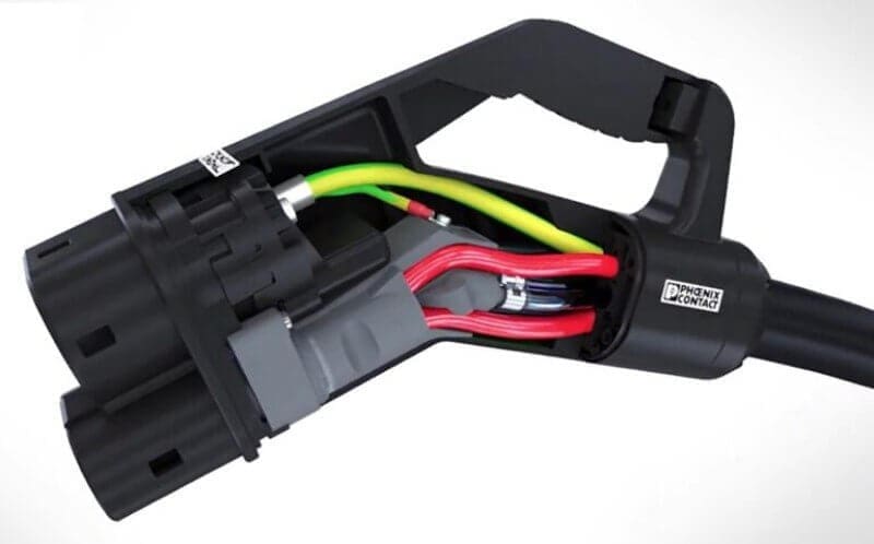 Hyperfast Charge3 | ยางรถยนต์ ราคาอัปเดต 2026 ครบทุกยี่ห้อ รวมยาง Ev | Autotirechecking Cross-section of a black automotive power connector showing red power cables and green/yellow ground wires.