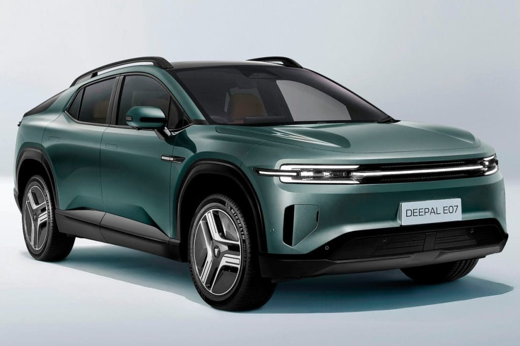 Front three-quarter view of a teal-green Deepal E07 SUV with roof rails and silver alloy wheels.