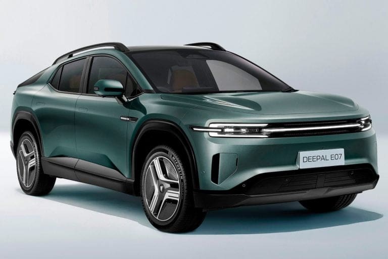 Front three-quarter view of a teal-green Deepal E07 SUV with roof rails and silver alloy wheels.
