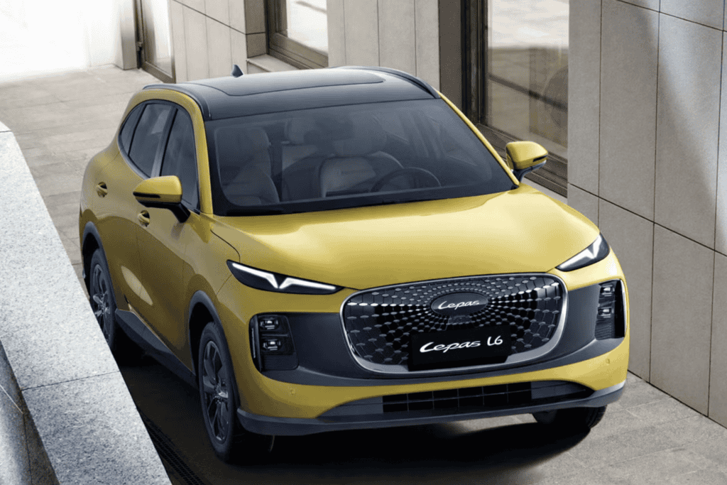 Img3890 | ยางรถยนต์ ราคาอัปเดต 2026 ครบทุกยี่ห้อ รวมยาง Ev | Autotirechecking Front view of a yellow SUV parked between concrete walls, showing grille and headlights.
