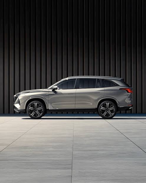 Img4021 | ยางรถยนต์ ราคาอัปเดต 2026 ครบทุกยี่ห้อ รวมยาง Ev | Autotirechecking Silver SUV parked in front of a dark corrugated wall, shown in profile.