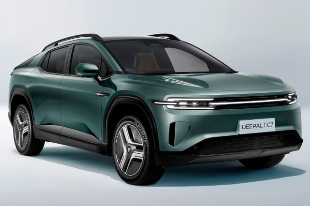Img4449 | ยางรถยนต์ ราคาอัปเดต 2026 ครบทุกยี่ห้อ รวมยาง Ev | Autotirechecking Green electric SUV (Deepal E07) shown from a front-right angle on a light backdrop, highlighting sleek lines, slim LED headlights, and a modern grille.
