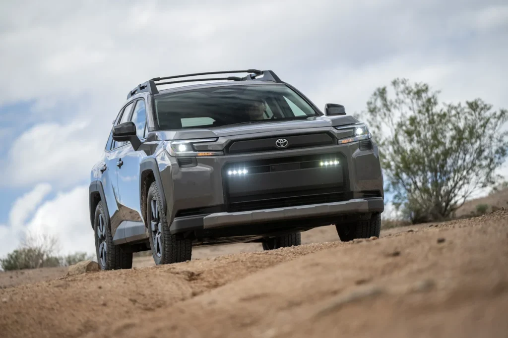 Img4883 | ยางรถยนต์ ราคาอัปเดต 2026 ครบทุกยี่ห้อ รวมยาง Ev | Autotirechecking Front view of a gray Toyota SUV with roof rack on a rough dirt trail, off-roading under a cloudy sky gives a rugged vibe.