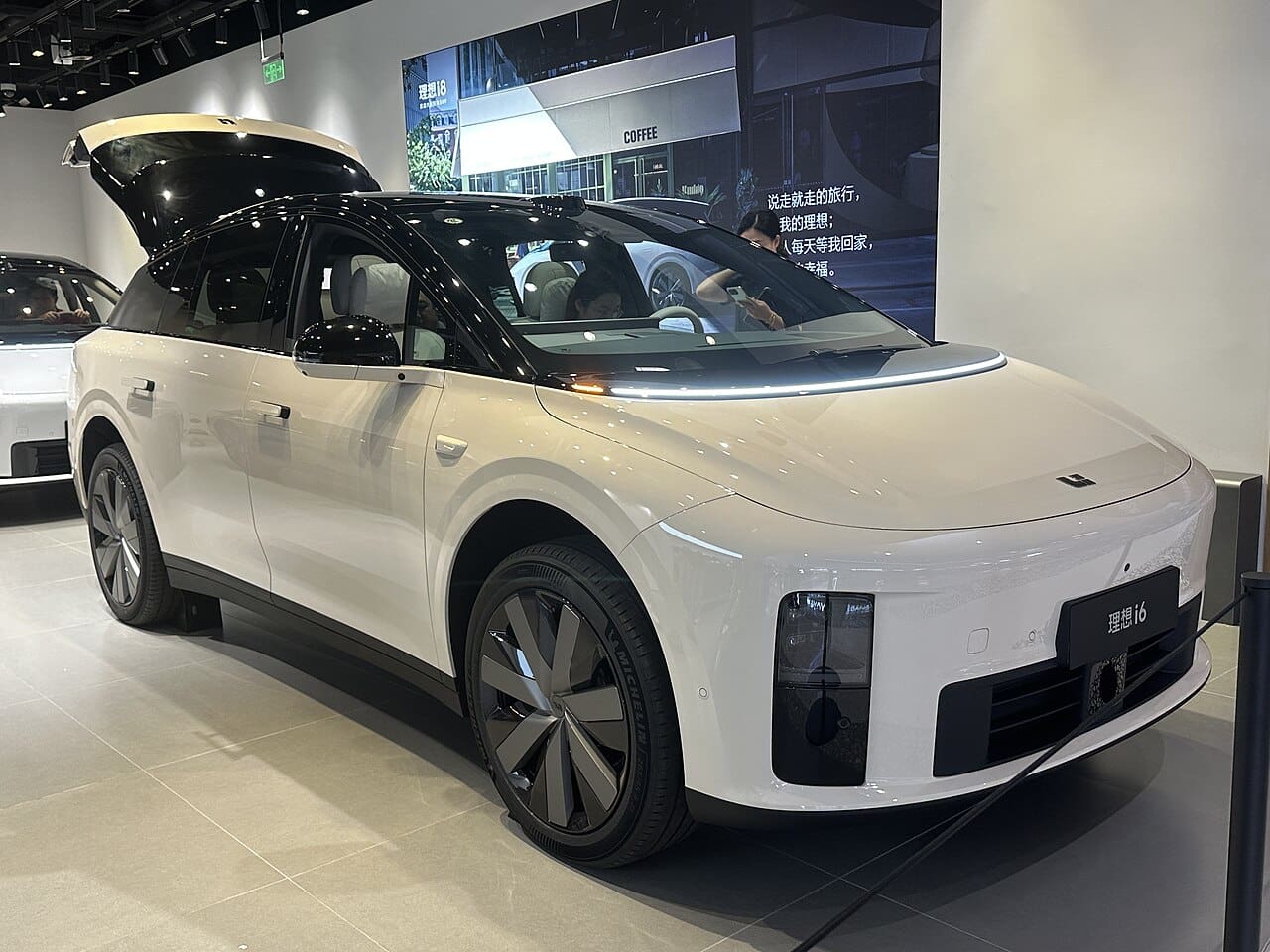 Li Auto i6 รุ่นแรกตลาดจีนปี 2025 ภาพประกอบเปรียบเทียบกับรุ่นอัปเดตปี 2026 ไม่ใช่ภาพรุ่นใหม่หรือรถสเปกไทย