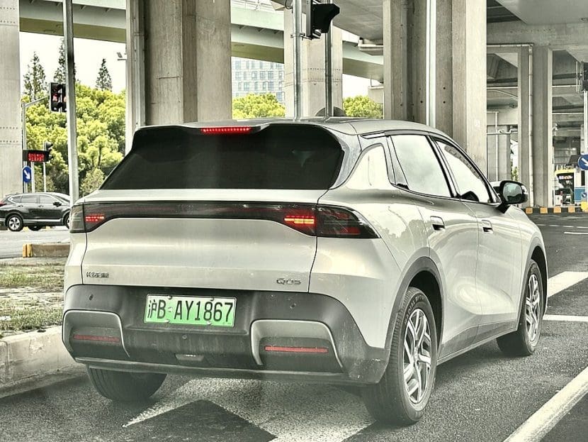 Nevo Q05 II มุมด้านหลัง รถในต่างประเทศ มีป้ายทะเบียนจีน