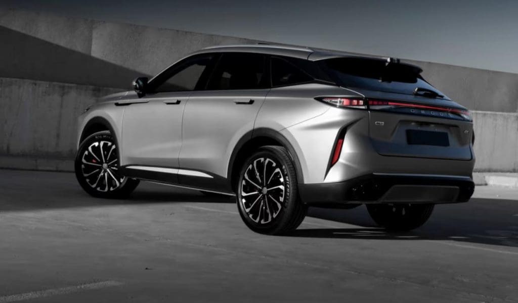 Omoda C9 Phev 20262 | ยางรถยนต์ ราคาอัปเดต 2026 ครบทุกยี่ห้อ รวมยาง Ev | Autotirechecking Rear three-quarter view of a silver crossover SUV with black roof and alloy wheels on a concrete surface.