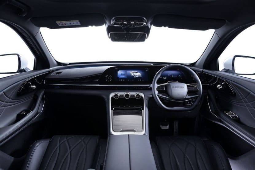 Omoda C9 Phev 20263 | ยางรถยนต์ ราคาอัปเดต 2026 ครบทุกยี่ห้อ รวมยาง Ev | Autotirechecking Luxurious car interior viewed from the back seat with a digital dashboard and center console.