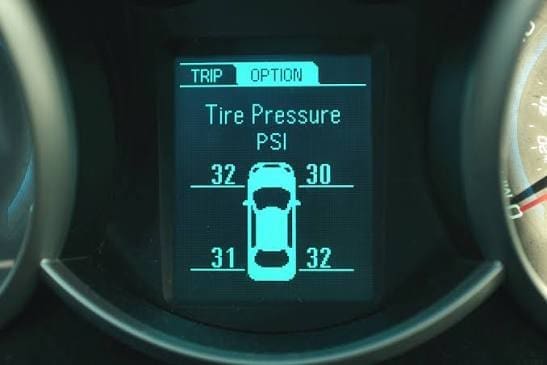 Tpms1 | ยางรถยนต์ ราคาอัปเดต 2026 ครบทุกยี่ห้อ รวมยาง Ev | Autotirechecking Tire pressure readout on a car dashboard: car icon with left front 32 psi, right front 30 psi, left rear 31 psi, right rear 32 psi.