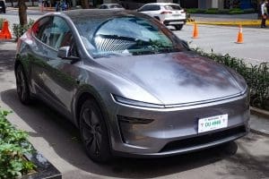 Tesla Model Y 2025 สี Quicksilver มุมด้านหน้า