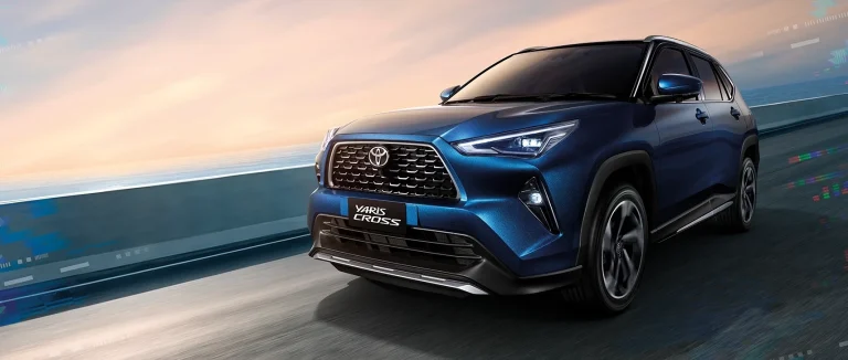 Toyota Yaris Cross รุ่นไทย ตัวถังสีน้ำเงิน มุมด้านหน้าและด้านข้าง