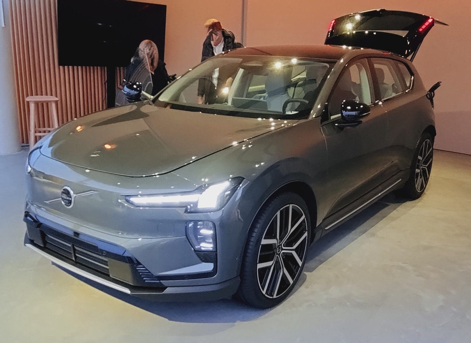 Volvo Ex60 Frontleft Sweden January 2026 Herranderssvensson Cc Bysa 40 | ยางรถยนต์ ราคาอัปเดต 2026 ครบทุกยี่ห้อ รวมยาง Ev | Autotirechecking Volvo EX60 มุมหน้าซ้าย รถจัดแสดงในสวีเดน มกราคม 2026 ไม่ใช่รถคันทดสอบของ Edmunds
