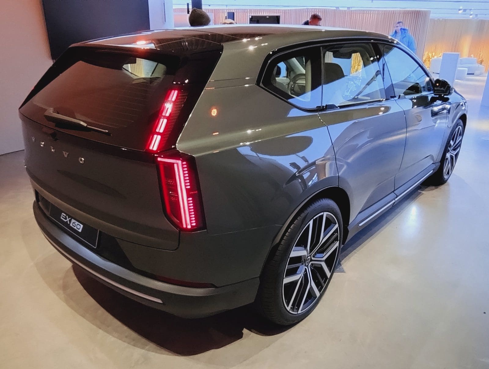 Volvo Ex60 Rearright Sweden January 2026 Herranderssvensson Cc Bysa 40 | ยางรถยนต์ ราคาอัปเดต 2026 ครบทุกยี่ห้อ รวมยาง Ev | Autotirechecking Volvo EX60 มุมท้ายขวาและไฟท้าย รถจัดแสดงในสวีเดน มกราคม 2026 ไม่ใช่รถคันทดสอบของ Edmunds