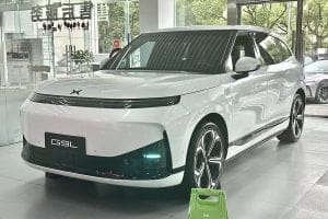 ภาพถ่ายจริง XPENG G9L SUV สีขาวมุมหน้าในโชว์รูม ไม่ใช่ภาพงาน Paris Motor Show 2026