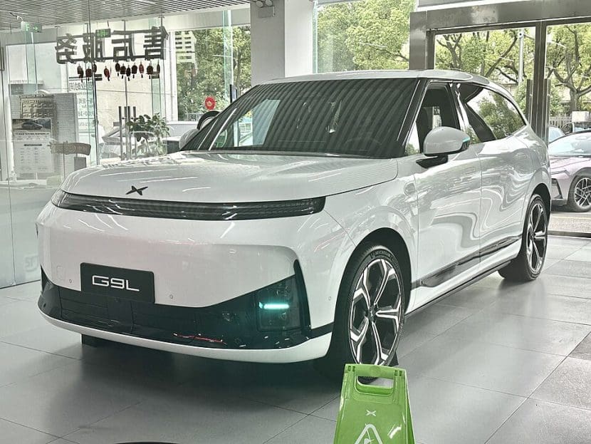 ภาพถ่ายจริง XPENG G9L SUV สีขาวมุมหน้าในโชว์รูม ไม่ใช่ภาพงาน Paris Motor Show 2026