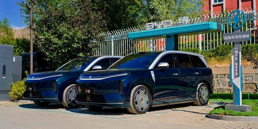 Bydgreattang2026flashchargingstation | ยางรถยนต์ ราคาอัปเดต 2026 ครบทุกยี่ห้อ รวมยาง Ev | Autotirechecking รถ BYD Great Tang จอดอยู่ที่สถานี BYD Flash Charging ในจีน