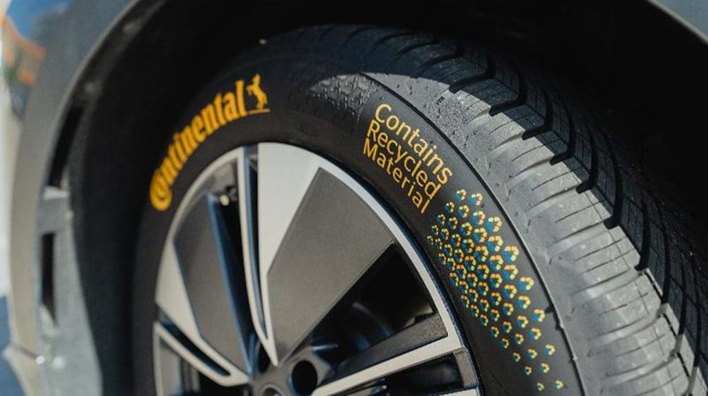 Continentalzevratire1 | ยางรถยนต์ ราคาอัปเดต 2026 ครบทุกยี่ห้อ รวมยาง Ev | Autotirechecking Close-up of a car tire showing the Continental brand and the label'Contains Recycled Material' on the sidewall.