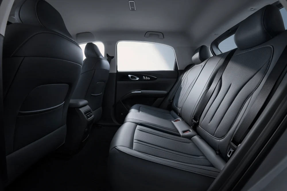 Geely Ex2 เบาะหลังและช่องแอร์ผู้โดยสาร | ยางรถยนต์ ราคาอัปเดต 2026 ครบทุกยี่ห้อ รวมยาง Ev | Autotirechecking เบาะผู้โดยสารด้านหลัง GEELY EX2 สีเทา พร้อมช่องแอร์หลังบริเวณคอนโซลกลาง