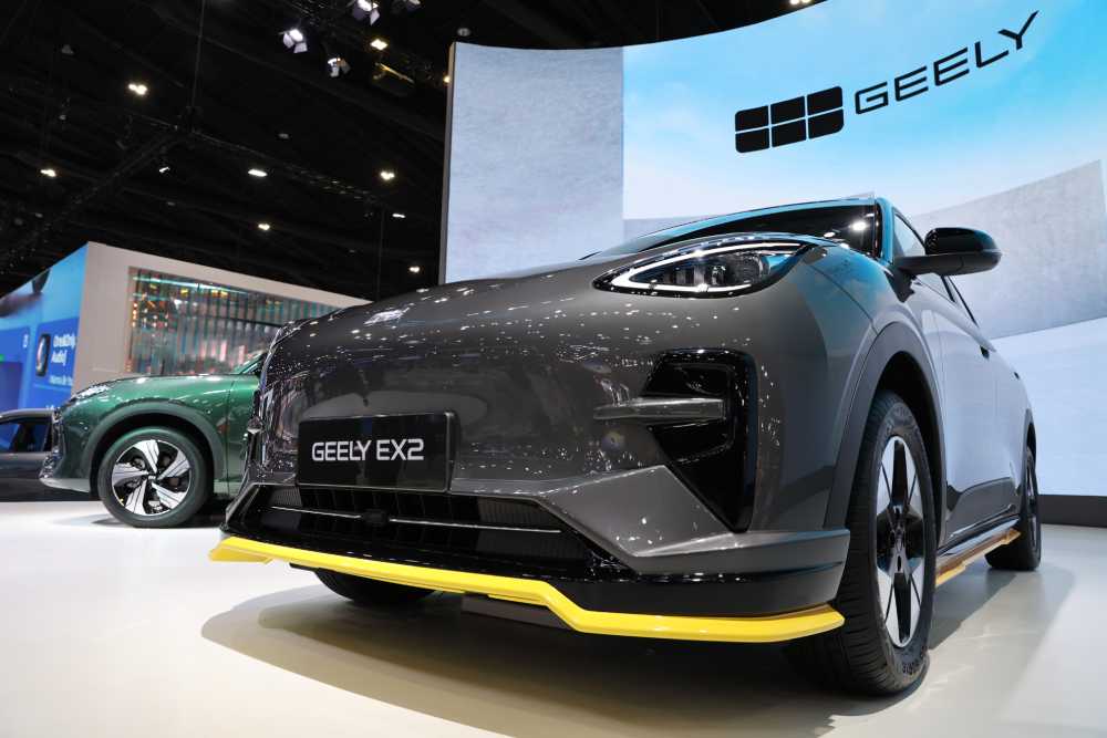 Geely Ex2 Shooting Star ชุดตกแต่งพิเศษ | ยางรถยนต์ ราคาอัปเดต 2026 ครบทุกยี่ห้อ รวมยาง Ev | Autotirechecking GEELY EX2 Shooting Star สีเทา พร้อมชุดตกแต่งด้านหน้าและด้านข้างสีเหลือง ในงาน Motor Show 2026