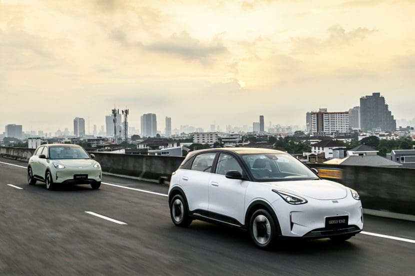 Geely Ex2 ประเทศไทย มุมภายนอก | ยางรถยนต์ ราคาอัปเดต 2026 ครบทุกยี่ห้อ รวมยาง Ev | Autotirechecking GEELY EX2 สีขาวหลังคาดำและสีเขียว ขณะขับบนถนนในประเทศไทย