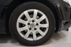 ยางรถยนต์ติดตั้งบนล้อ Volkswagen ภาพถ่ายจริงโดย Tbatb ใช้ประกอบการเปลี่ยนยาง 2 เส้น