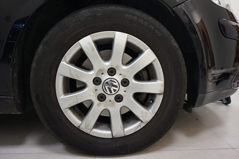 ภาพถ่ายจริงล้อและยาง Volkswagen มุมใกล้ ใช้ประกอบคำแนะนำการเปลี่ยนยาง 2 เส้น