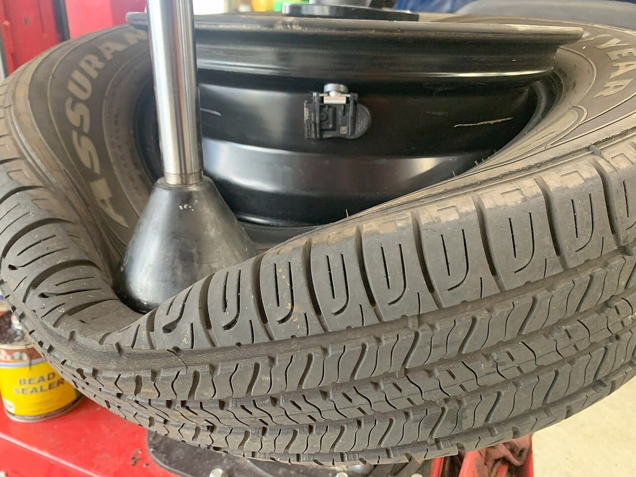 เซนเซอร์ TPMS แบบ Direct ที่ติดอยู่ในล้อรถ ตัวอย่างทั่วไป ไม่ได้ระบุว่าเป็นอุปกรณ์ของรถรุ่นใด